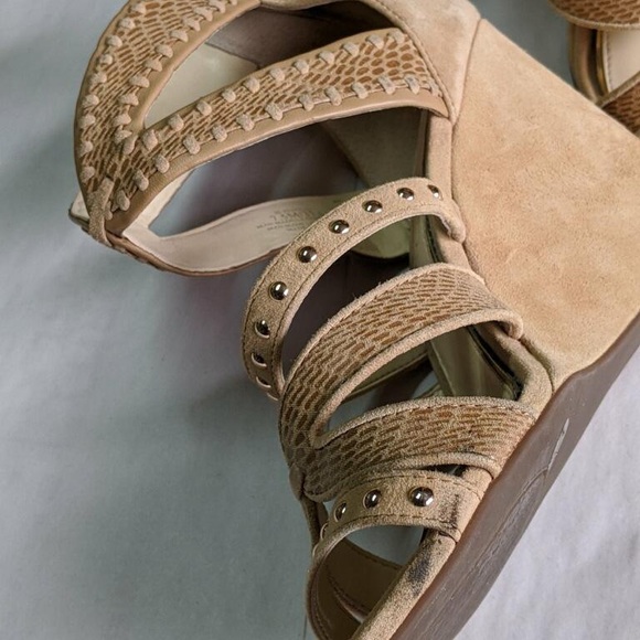 JESSICA SIMPSON TAN SUEDE WEDGES - Picture 7 of 11